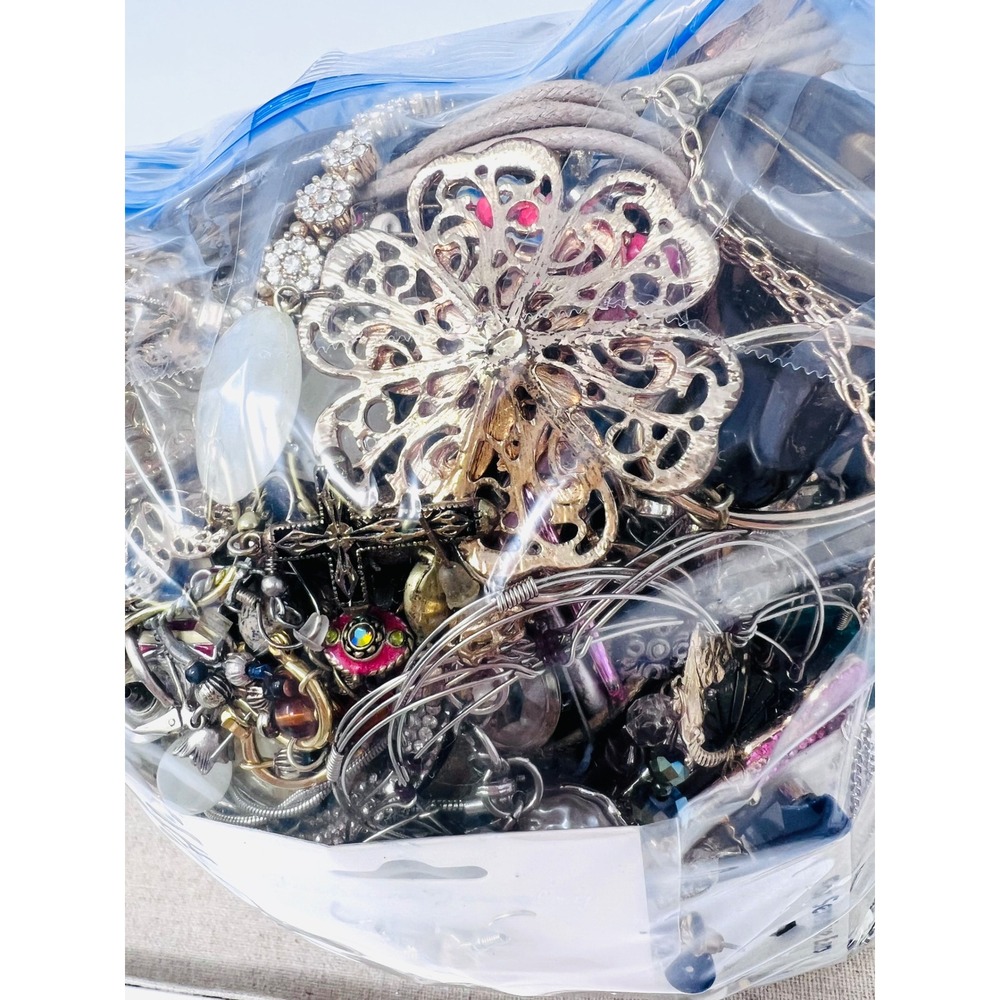 Vintage & Modern Gold & Silver Tone Mixed Metal Scrap/Wearable Jewelry Lot 6lbs - Picture 6 of 16
